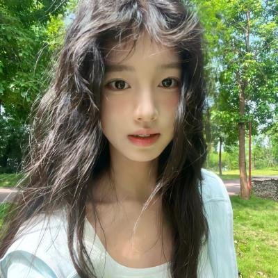 9顶假发的女孩海报